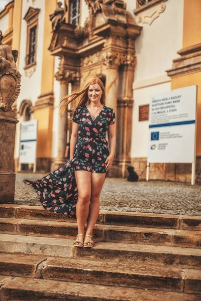 Hermosa modelo de moda cerca de una estatua de ángel. — Foto de Stock