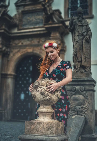 Hermosa modelo de moda cerca de una estatua de ángel. — Foto de Stock