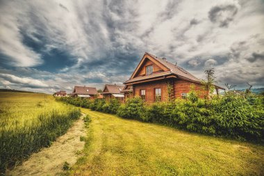 Güzel doğadaki ahşap kulübe.,
