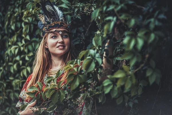 Hermosa mujer chamánica con diadema en la naturaleza. — Foto de Stock