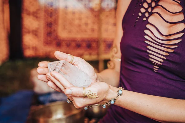 Kobieta trzymająca kryształ, kryształ w ręce kobiet. — Zdjęcie stockowe