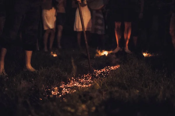 Caminar en el fuego en la noche. —  Fotos de Stock