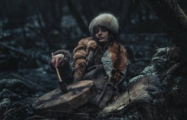 Şaman çerçeveli davul çalan güzel bir şaman kız..