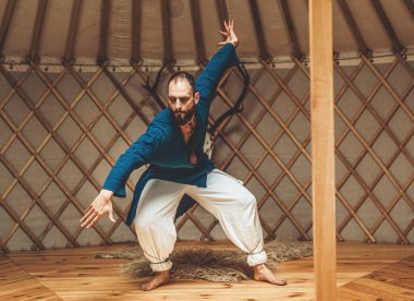 Dans eden savaşçı, bir yurtta seremoni dansı.