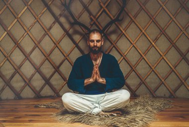 Yurtta geyik kafatası olan güzel bir şaman..