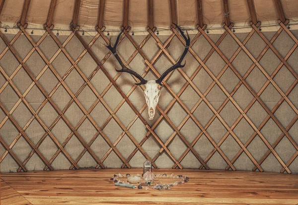 Obřadní jurta z jeleních lebek a krystalů. — Stock fotografie