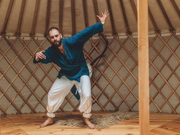Dancing warrior, ceremonial dance in a yurt. — Stock Photo, Image