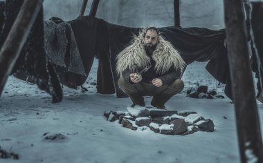 Doğasında geyik kafatası olan şaman bir adam..