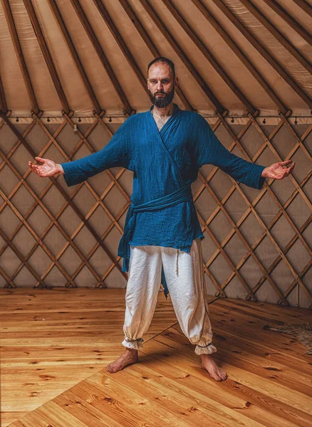 Dancing warrior, ceremonial dance in a yurt. — Stock Photo, Image