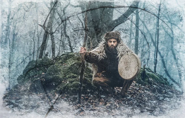 Shamanisk man spelar på schaman ram trumma i naturen. — Stockfoto