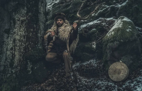 Hombre chamánico en la naturaleza, paisaje invernal. —  Fotos de Stock