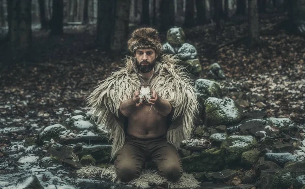 Hombre chamánico con cráneo de ciervo en la naturaleza. —  Fotos de Stock