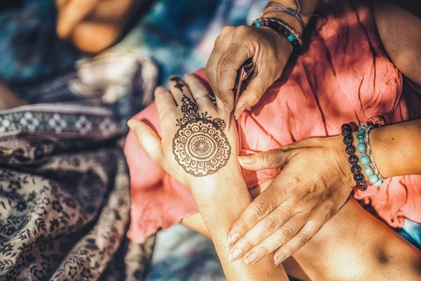 Henna τέχνη στο χέρι των γυναικών. — Φωτογραφία Αρχείου