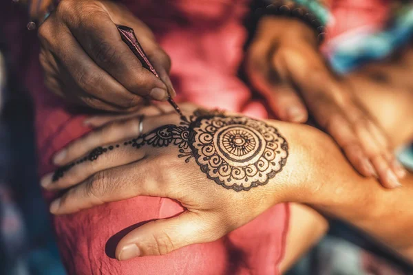 Henna sztuka na rękach kobiet. — Zdjęcie stockowe