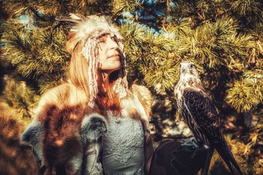 Doğasında kartal olan güzel bir şaman kadın..