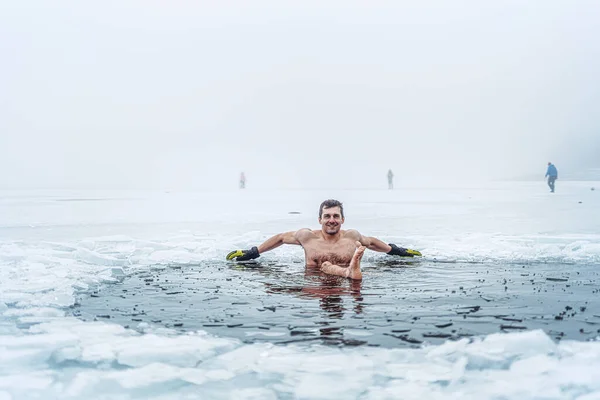 겨울 수영. 얼음 구멍 속에 갇힌 남자. — 스톡 사진