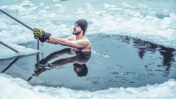Зимнее плавание. Человек в ледяной яме. — стоковое видео