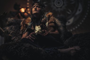 İç mekanlarda güzel bir şaman kadın..