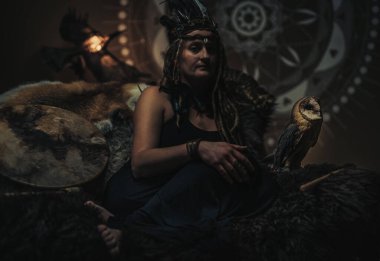 İç kısımlarında baykuş olan güzel bir şaman kadın..