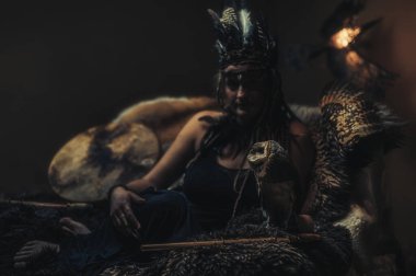 İç kısımlarında baykuş olan güzel bir şaman kadın..