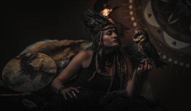 İç kısımlarında baykuş olan güzel bir şaman kadın..