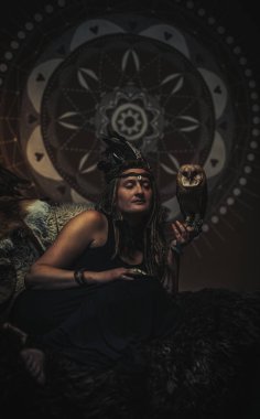 İç kısımlarında baykuş olan güzel bir şaman kadın..