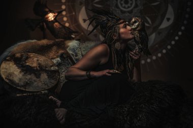 İç kısımlarında baykuş olan güzel bir şaman kadın..