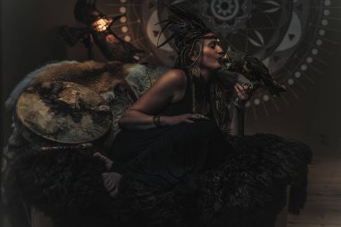 İç kısımlarında baykuş olan güzel bir şaman kadın..