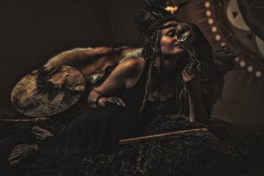 İç kısımlarında baykuş olan güzel bir şaman kadın..