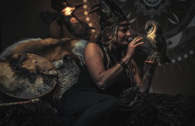 İç kısımlarında baykuş olan güzel bir şaman kadın..