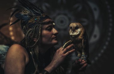 İç kısımlarında baykuş olan güzel bir şaman kadın..