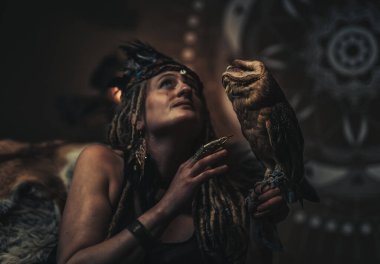 İç kısımlarında baykuş olan güzel bir şaman kadın..