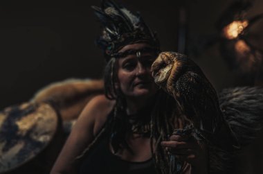 İç kısımlarında baykuş olan güzel bir şaman kadın..