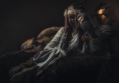 İç kısımlarında baykuş olan güzel bir şaman kadın..