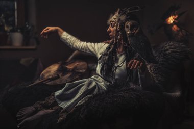 İç kısımlarında baykuş olan güzel bir şaman kadın..