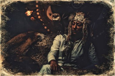 İç kısımlarında baykuş olan güzel bir şaman kadın..