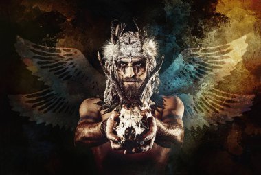 Saç bandı ve geyik kafatasına sahip güzel bir şaman..