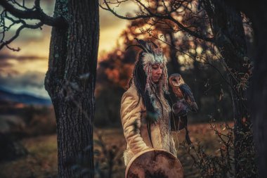 Şaman çerçeveli davul çalan güzel bir şaman kız..