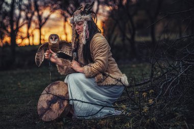 Şaman çerçeveli davul çalan güzel bir şaman kız..