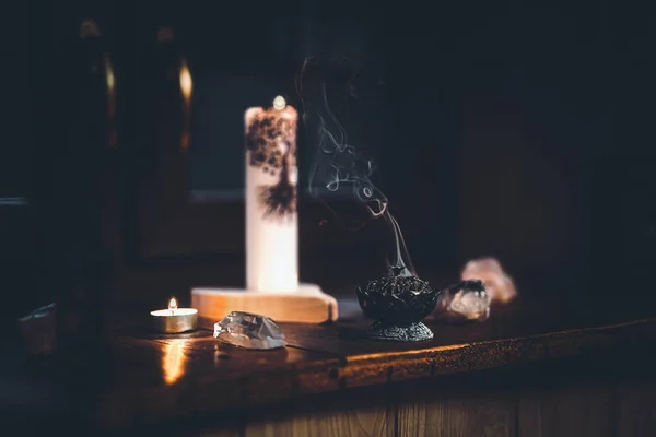 탄소와 수지를 태우면서 향을 피우는 모습. — 스톡 사진