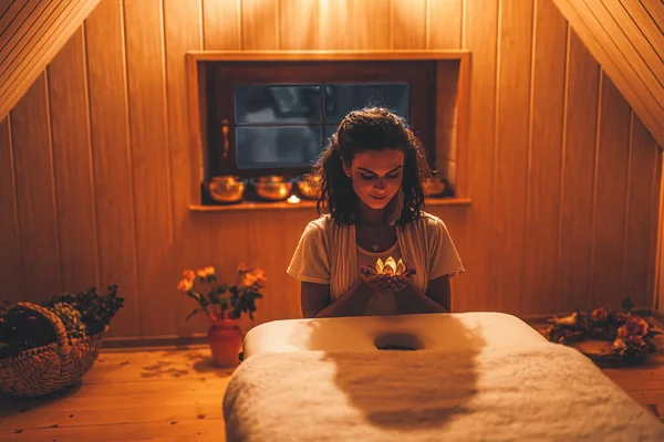 Mooie vrouw bereidt zich voor op een massage. — Stockfoto