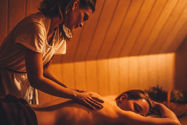 Massage d'une belle femme, soin du corps. — Photo