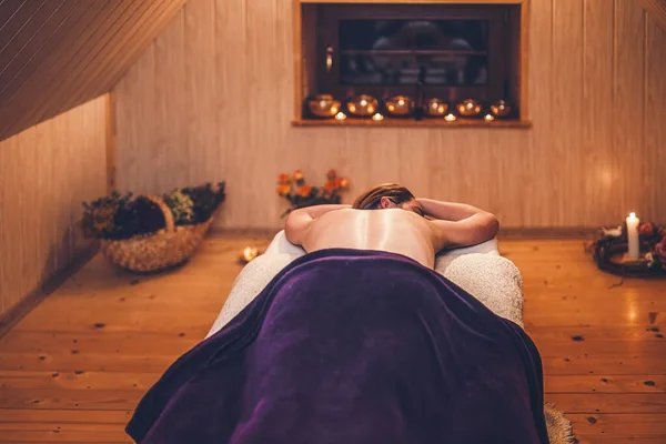 Massage van een mooie vrouw, lichaamsverzorging. — Stockfoto