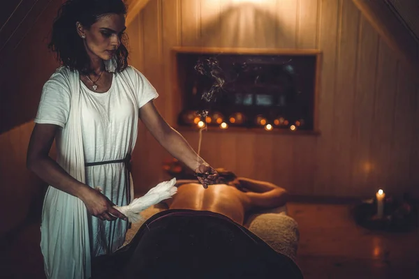 Massage van een mooie vrouw, lichaamsverzorging. — Stockfoto