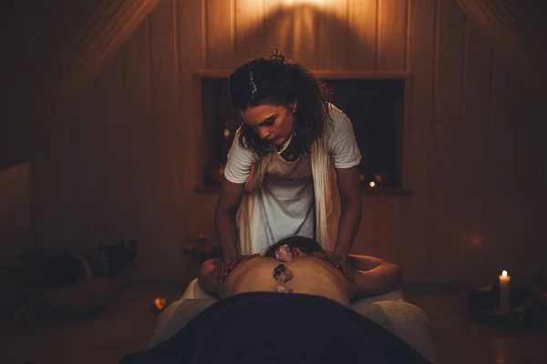 Massagem de uma mulher bonita, cuidados com o corpo. — Fotografia de Stock