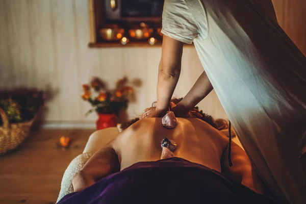 Massagem de uma mulher bonita, cuidados com o corpo. — Fotografia de Stock