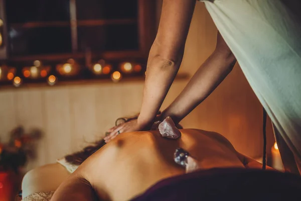 Massage av en vacker kvinna, kroppsvård. — Stockfoto