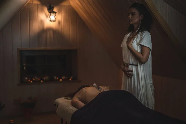 Massage van een mooie vrouw, lichaamsverzorging. — Stockfoto