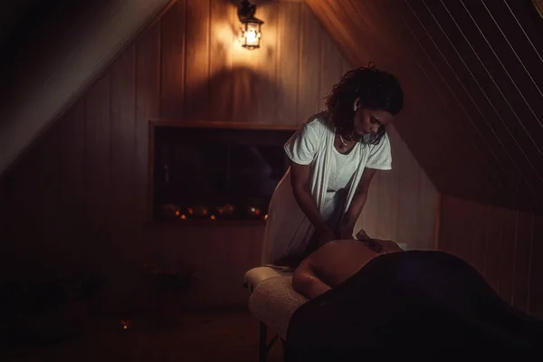 Massage av en vacker kvinna, kroppsvård. — Stockfoto