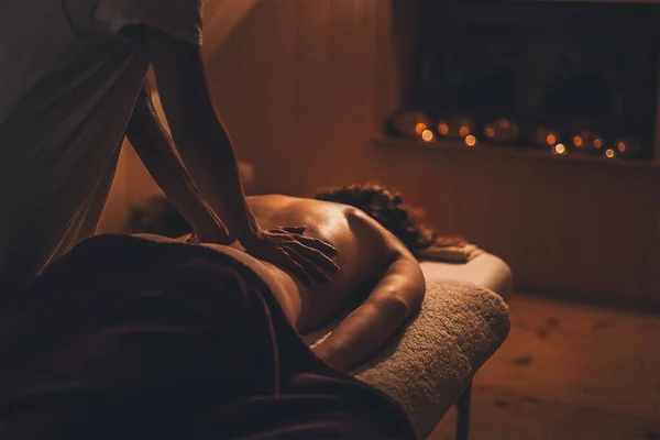 Massage van een mooie vrouw, lichaamsverzorging. — Stockfoto